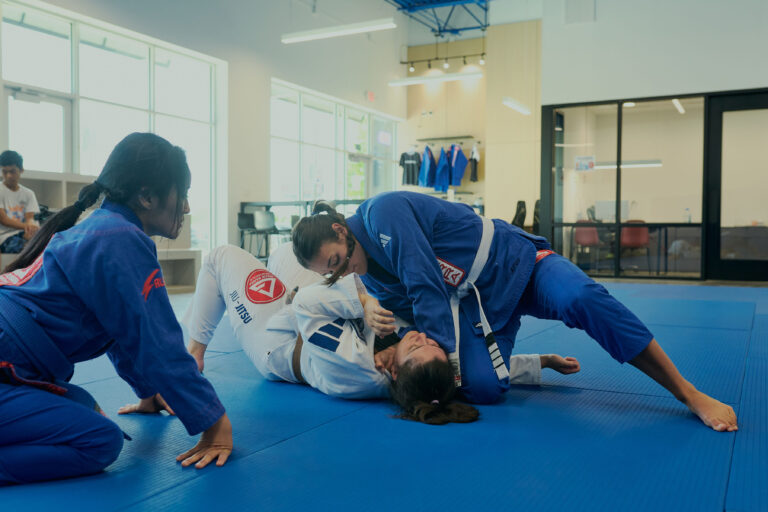 womans training jiu-jitsu