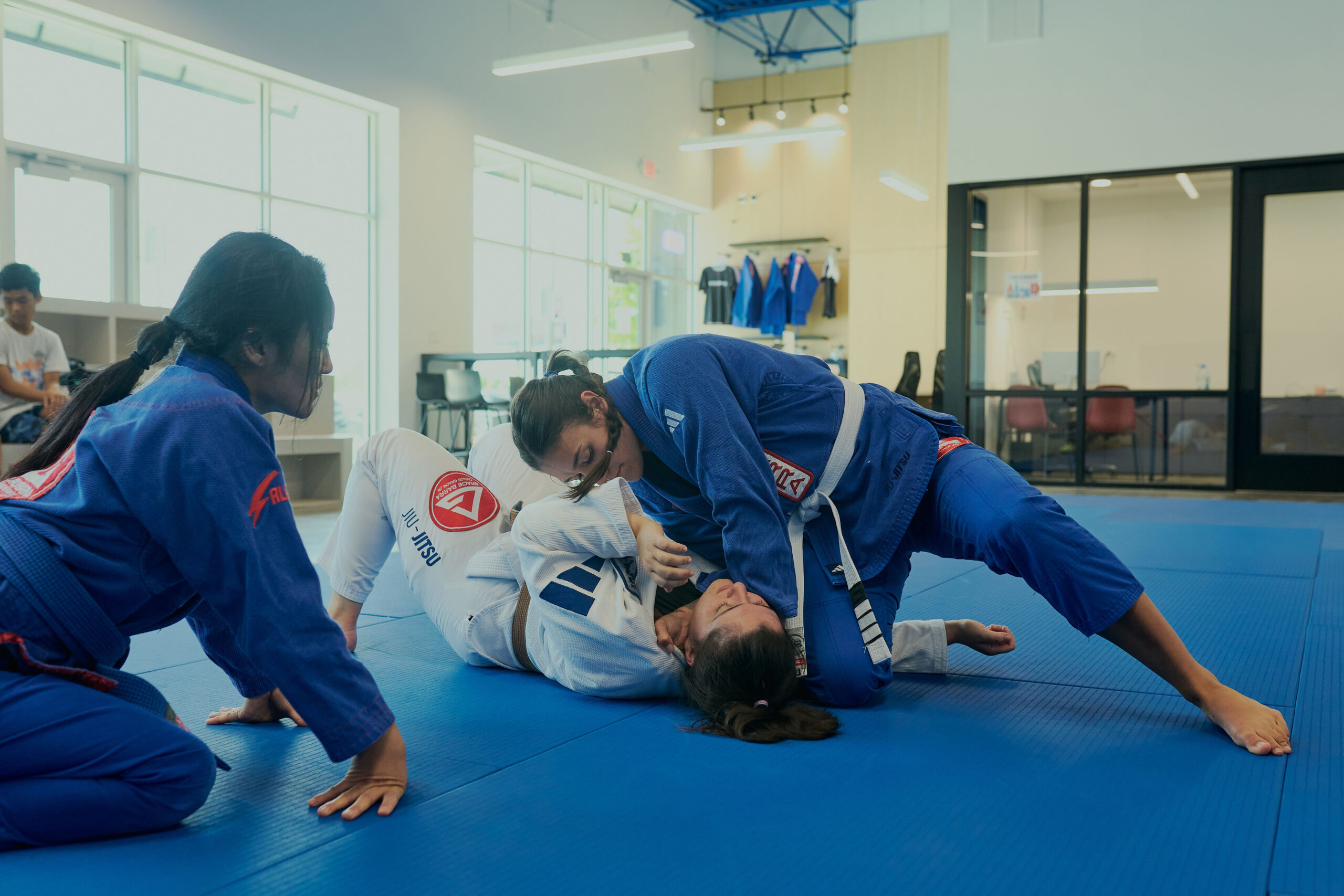 womans training jiu-jitsu